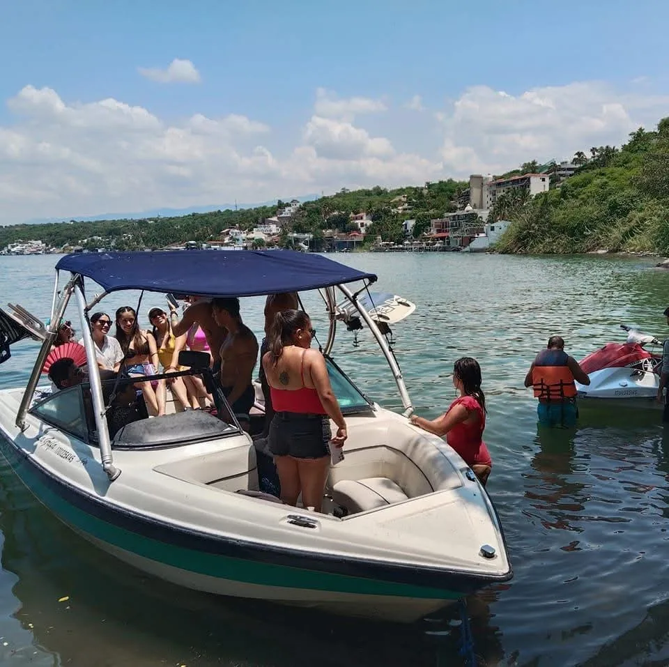 Grupo disfrutando una lancha en Tequesquitengo